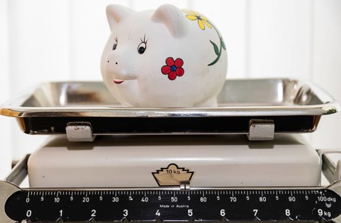Piggy bank from Sparmeister on old scales - kitchen scales with savings balance
