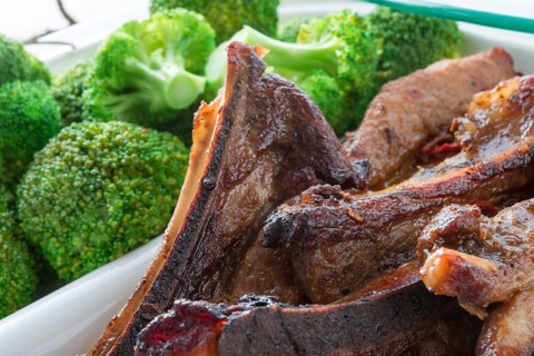 Grilled ones rib with broccoli