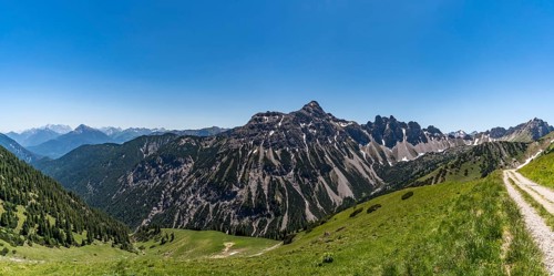 Fantastic hike in the Tannheim Mountains from the summit of Neunerkopfle over Landsberger hut to