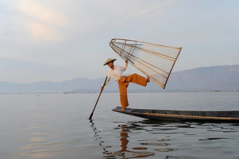 05.03.2014, Nyaung Shwe, Shan State, Myanmar, Asia, A one-legged rower fishes on the northern shore