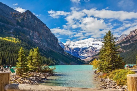 The picturesque promenade at Lake Louise. The lake is surrounded by mountains, glaciers and pine