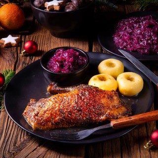 Klassische und knusprige geröstete ente mit kohl und knödel