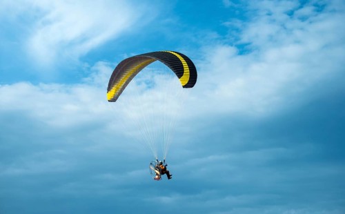 Paragliding fliegen auf blauem Himmel