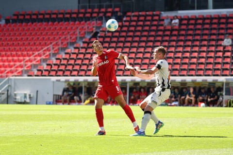 Maximilian Eggestein (SC Freiburg) wins the header duel against Fabian Frei (FC Basel) during the