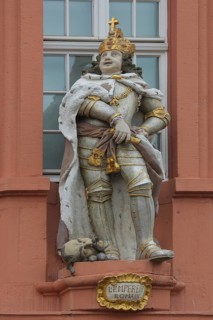 Sculpture of a Roman emperor with golden crown and cross, golden, view, ancient king, Zum Römischen