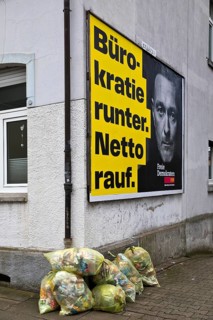 Large FDP election poster with Christian Lindner and the words Bürokatie runter. Net up, Bundestag