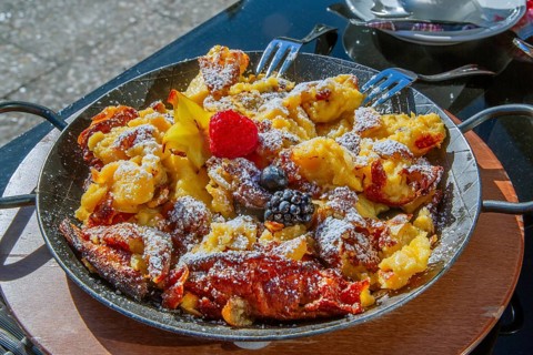 Apfelkaiserschmarrn, Kaiserschmarrn, speciality at the Blaue Gams restaurant, Ettal, Ammergau Alps