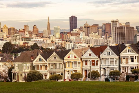 The Painted Ladies, Victorian wooden houses on Alamo Square and the skyline of San Francisco,
