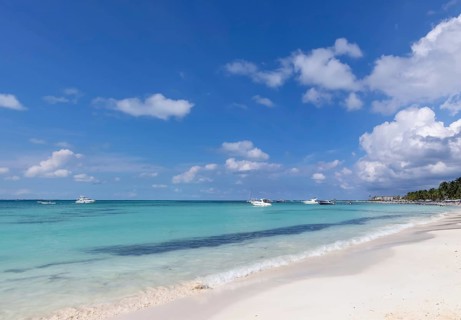Mexico, Cancun, Isla Mujeres, Playa Norte beach with palms trees and sand waiting for tourists,