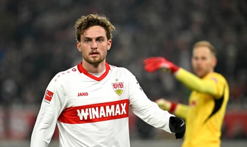 Jacob Bruun Larsen VfB Stuttgart (25) behind goalkeeper Peter Gulacsi RasenBallsport Leipzig RBL