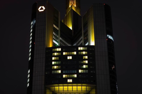 At a height of around 150 metres, 48 spotlights in 22 windows in the Commerzbank Tower in Frankfurt