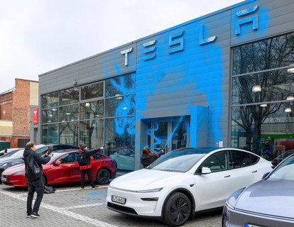 Emma Dorrow and Judith Beadle from the New Generation spray TESLA store with AfD blue paint. Tesla