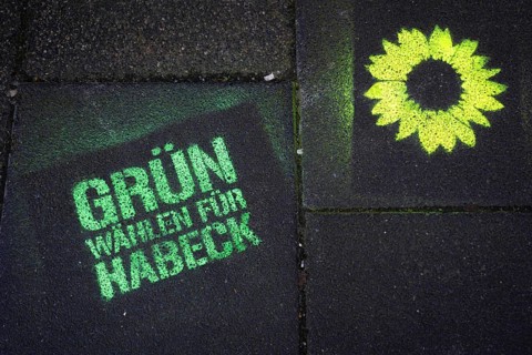 A sign saying GRÜN WÄHLEN FÜR HABECK on a pavement in Frankfurt am Main advertises Robert Habeck,