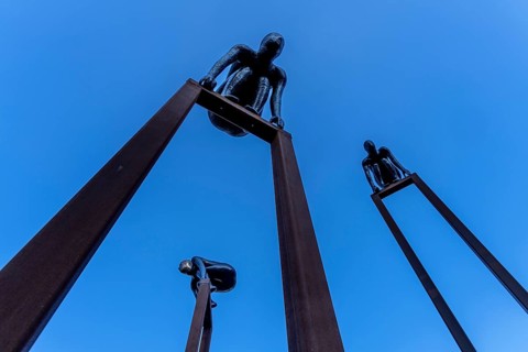 Change of Directions by Maria Miesenberger, group of figures in front of the entrance to the Nordic