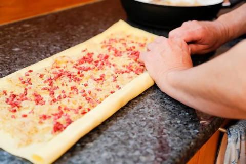 Swabian cuisine, preparation of Krautkrapfen, Swabian Mehlsäck, roll up raw pasta pancakes with