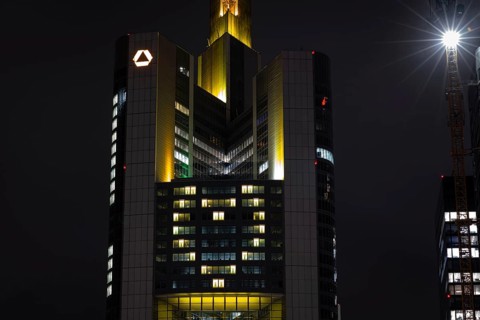 At a height of around 150 metres, 48 spotlights in 22 windows in the Commerzbank Tower in Frankfurt