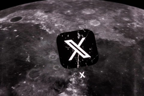 Application app of the US news service X, formerly Twitter, on the display of an iSmartphone.