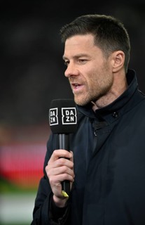 Coach Coach Xabi Alonso Bayer 04 Leverkusen Portrait in interview Microphone Microphone Logo DAZN