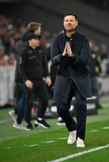 Coach Xabi Alonso Bayer 04 Leverkusen on the sidelines Gesture Gesture Hands folded in prayer