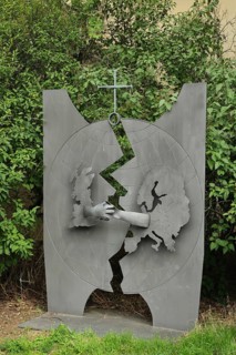 Sculpture for international reconciliation, metal plate, grey, Europe, map, political, monument,