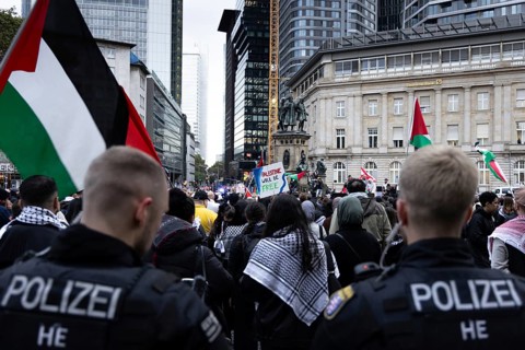 Around 1, 400 people take part in a pro-Palestine demonstration at Rossmarkt in Frankfurt am Main