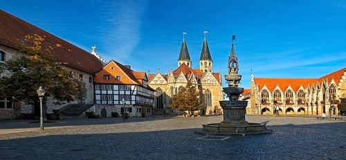 Altstadtmarkt, the central square of the old town centre, traditional island, panorama,
