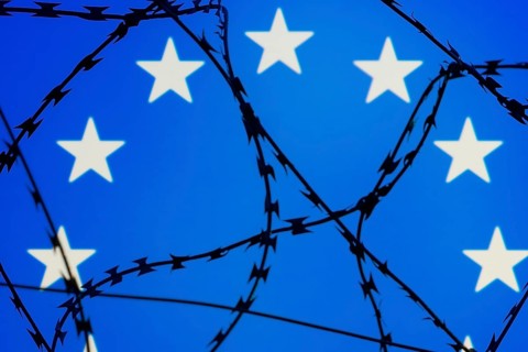 Symbolic image, migration, defence against refugees wanting to enter the EU, barbed wire overarches