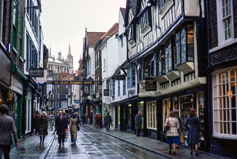 Menschen auf der historischen Stonegate Street in der Nähe der Yorker Münsterkirche, Yorkshire,