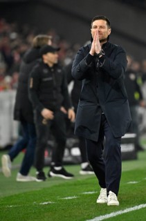 Coach Xabi Alonso Bayer 04 Leverkusen on the sidelines Gesture Gesture Hands folded in prayer
