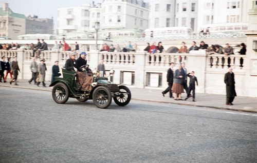 Presumably a 1904 Wolseley 6HP two-seater finishing the vintage car rally from London to Brighton,