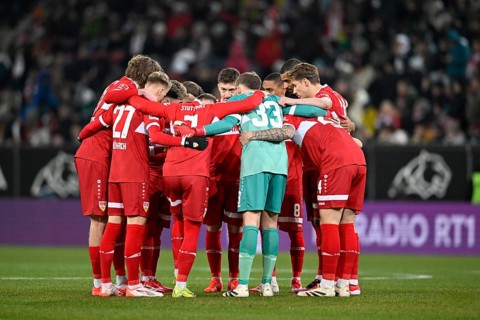 Team building, team circle in front of the start of the match VfB Stuttgart WWK Arena, Augsburg,