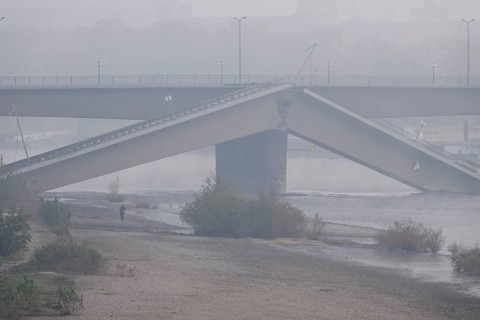 Partially collapsed Carola Bridge, fog, autumn, Dresden, Saxony, Germany, Europe