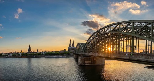 Köln (Köln) Deutschland, Sonnenuntergangspanorama Stadtsilhouette am Kölner Dom mit Rhein und