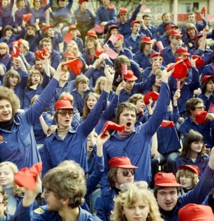 1980050165, East Berlin, 01.05.1980, Karl-Marx-Allee, cheering young members of the Free German