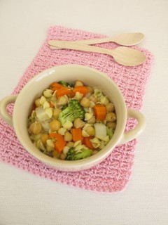Chickpea soup with noodles