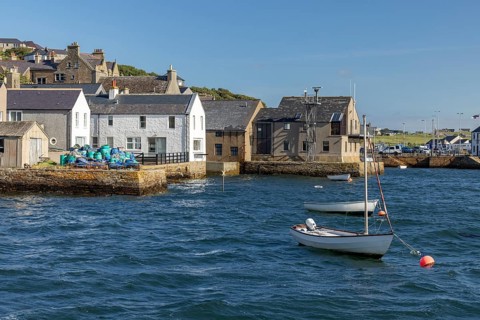 Boats in the harbour, view of the centre, Stromness, Mainland, Orkney, Scotland, Great Britain