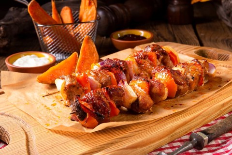 Süßkartoffeln fries mit würzigen paprika shashlik