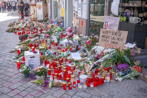 Many candles and flowers in memory of the killed Lorenz A. in the Oldenburg pedestrian zone,