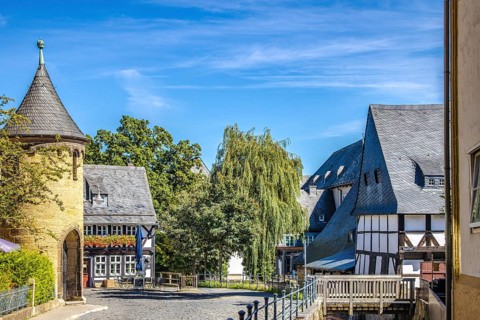 Schöner Blick auf eine Straße mit Turm der historischen Stadt Goslar in Deutschland