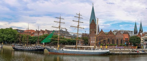 Panoramic photo of the promenade on the Weser with the sailing ship restaurants Dreimaster