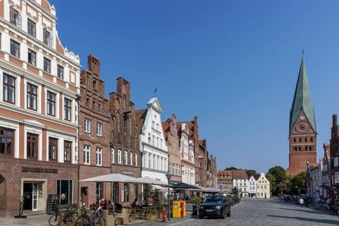 Historic surrounding gabled houses with many shops and restaurants on the square Am Sande in the