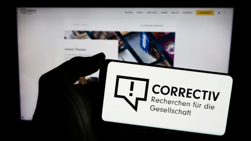 Stuttgart, Deutschland, 03-05-2024: Person hält Mobiltelefon mit Logo von Correctiv, Recherchen für