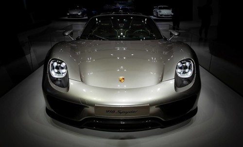 A picture of the front view of the Porsche 918 Spyder, captured in an auto shop in Berlin
