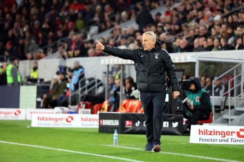Thumbs up: Coach Christian Streich (Freiburg) saw a very good performance from his team in the 1st