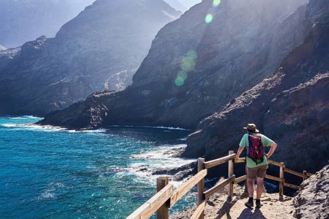 Hikers on the hiking trail from Playa de la Caleta to Punta San Lorenzo, cliffs near Hermigua, La