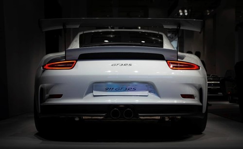 A picture of the rear view of the Porsche 911 GT3 RS, captured in an auto shop in Berlin