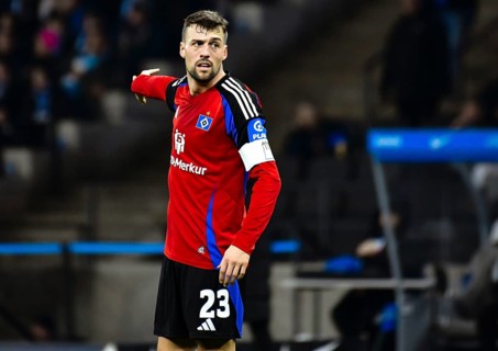 Jonas Meffert (Hamburger SV #23) gives instructions, gesticulates with his arms, gesticulates,