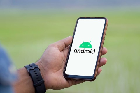Android logo on smartphone, Android is a mobile operating system based on the Linux kernel