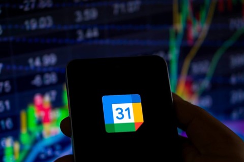 Google Calendar logo is displayed on smartphone.