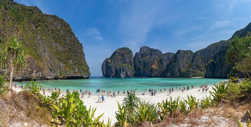 A picture of the iconic Maya Bay, on the Ko Phi Phi Lee Island